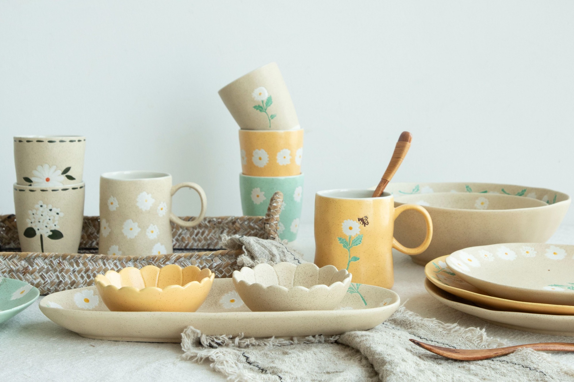 Little Daisy Tableware By Joyye Helps To Dress Up Your Dining Table