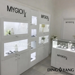 Nice Jewellery Shop Showcase Design