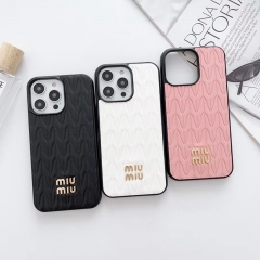 大人気 ミュウミュウiphone15/15 plus/ iphone15pro/ 15pro maxケース， iphone14/iphone14 plus/14pro maxスマホケース 上品ブランド miumiu iphone13/13pro/13pro maxケース 高品質 iphone12/12 pro/12pro max携帯ケース 高級新作 メンズレデイース