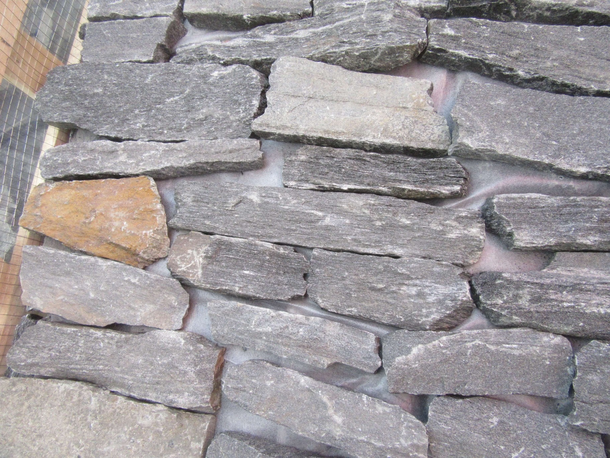 Grey black quartzite irrergular cultured stone veneer