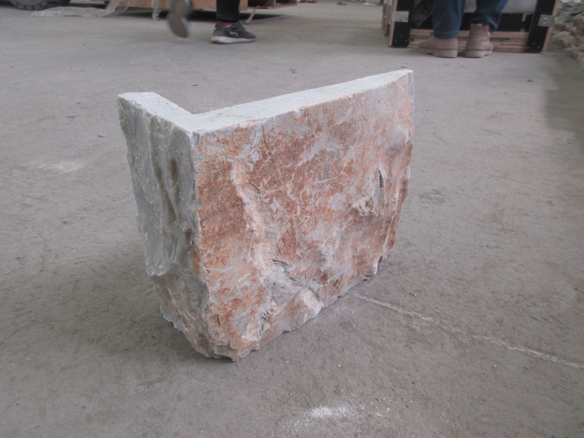 Irregular Rusty Quartz Culture Stone Corner
