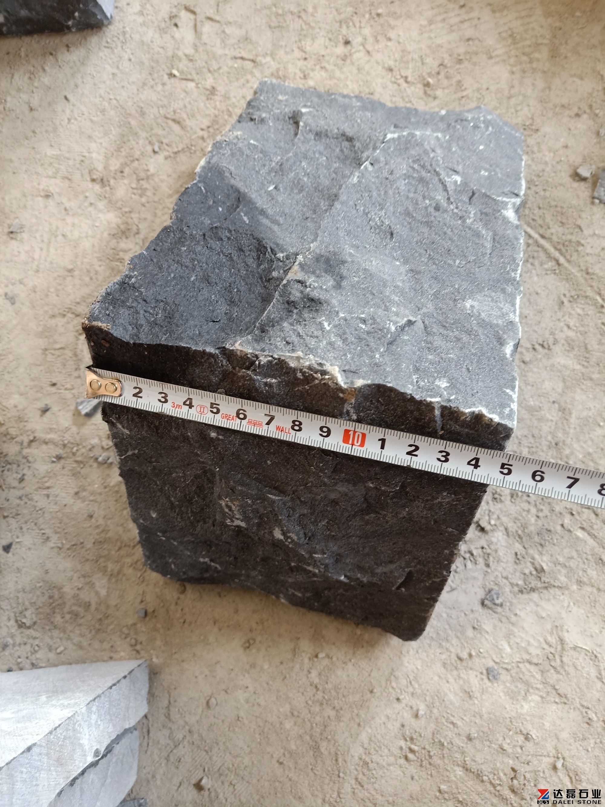 Antique Black Limestone Wall Cladding Stone Coner