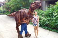 Caminando con dinosaurios y niña