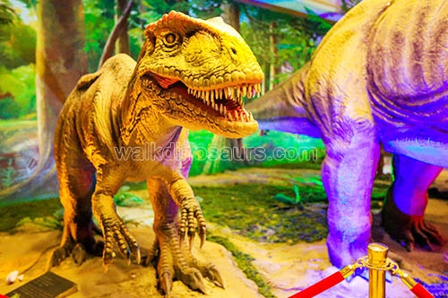 Velociraptor de espectáculo de dinosaurios a pie