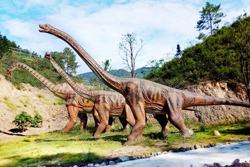 Caminando con el grupo de dinosaurios Mamenchisaurus