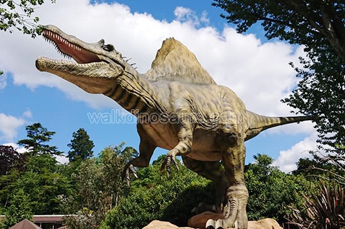 Modelo mecánico de Spinosaurus Dino en movimiento