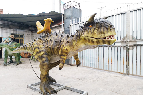Paseo de Carnotaurus de tamaño natural para niños