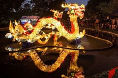 Linterna del dragón chino del parque de atracciones