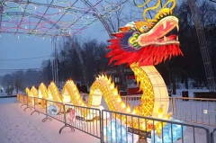 Linterna del dragón chino del parque de atracciones