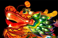 Linterna del dragón chino del parque de atracciones