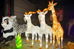 La luz de Navidad al aire libre animales llevó linternas
