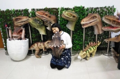 Marioneta de dinosaurio animatronic hecha a mano