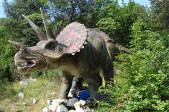 Modelo de triceratops dinámico realista para parque