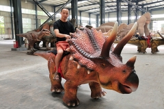 Modelo realista de Triceratops paseo en dinosaurio