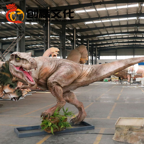 Modelo de dinosaurio de tamaño natural del parque de atracciones