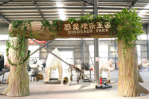 Puerta simulada del parque del tema del dinosaurio al aire libre