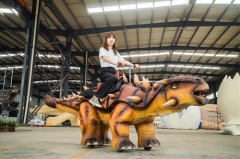Juego de paseo en dinosaurio animatronic para niños