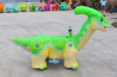 Niños que caminan paseos en dinosaurios coches de dinosaurios