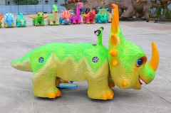 Niños que caminan paseos en dinosaurios coches de dinosaurios