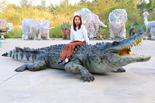 Modelo de paso de dinosaurio de puerta de parque temático jurásico