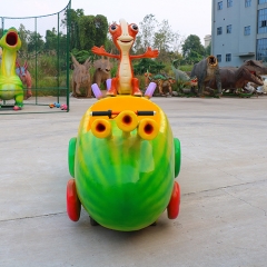 Niños que caminan paseos en dinosaurios coches de dinosaurios