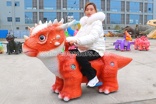 Niños que caminan paseos en dinosaurios coches de dinosaurios