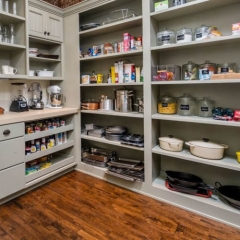 AC4208 - Large walk-in pantry