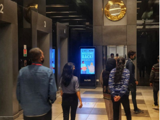 Pour la signalisation numérique des immeubles de bureaux, il est plus interactif et tactile