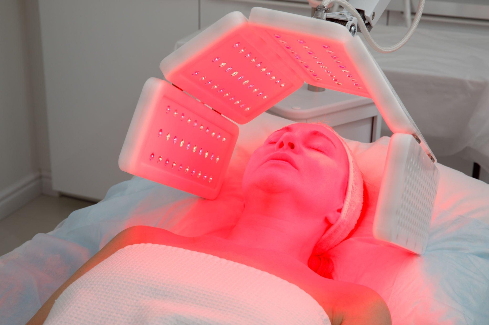 Uncovering the Truth: Does Red Light Therapy Tan You?