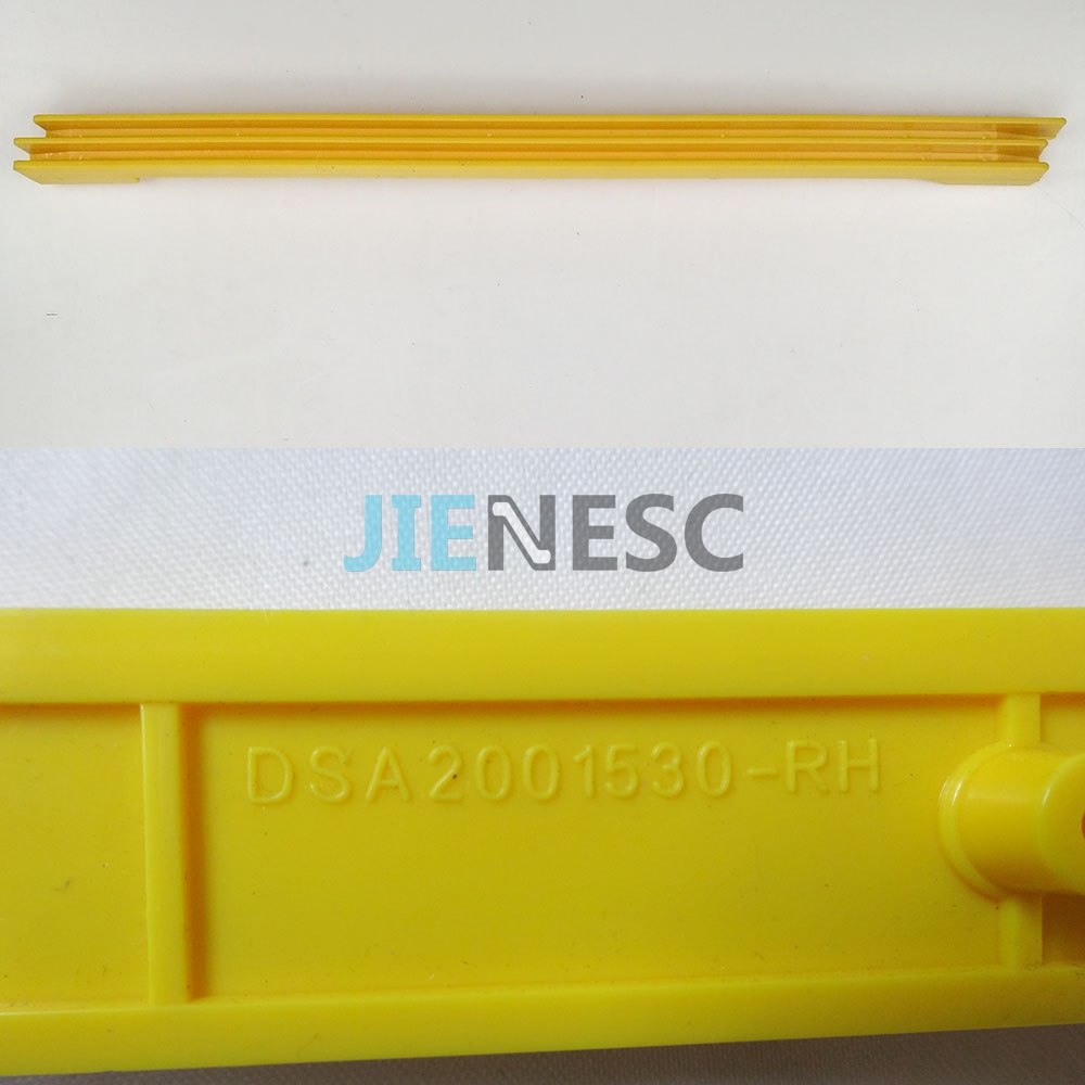 DSA2001530-RH Escalator step demarcation from factory