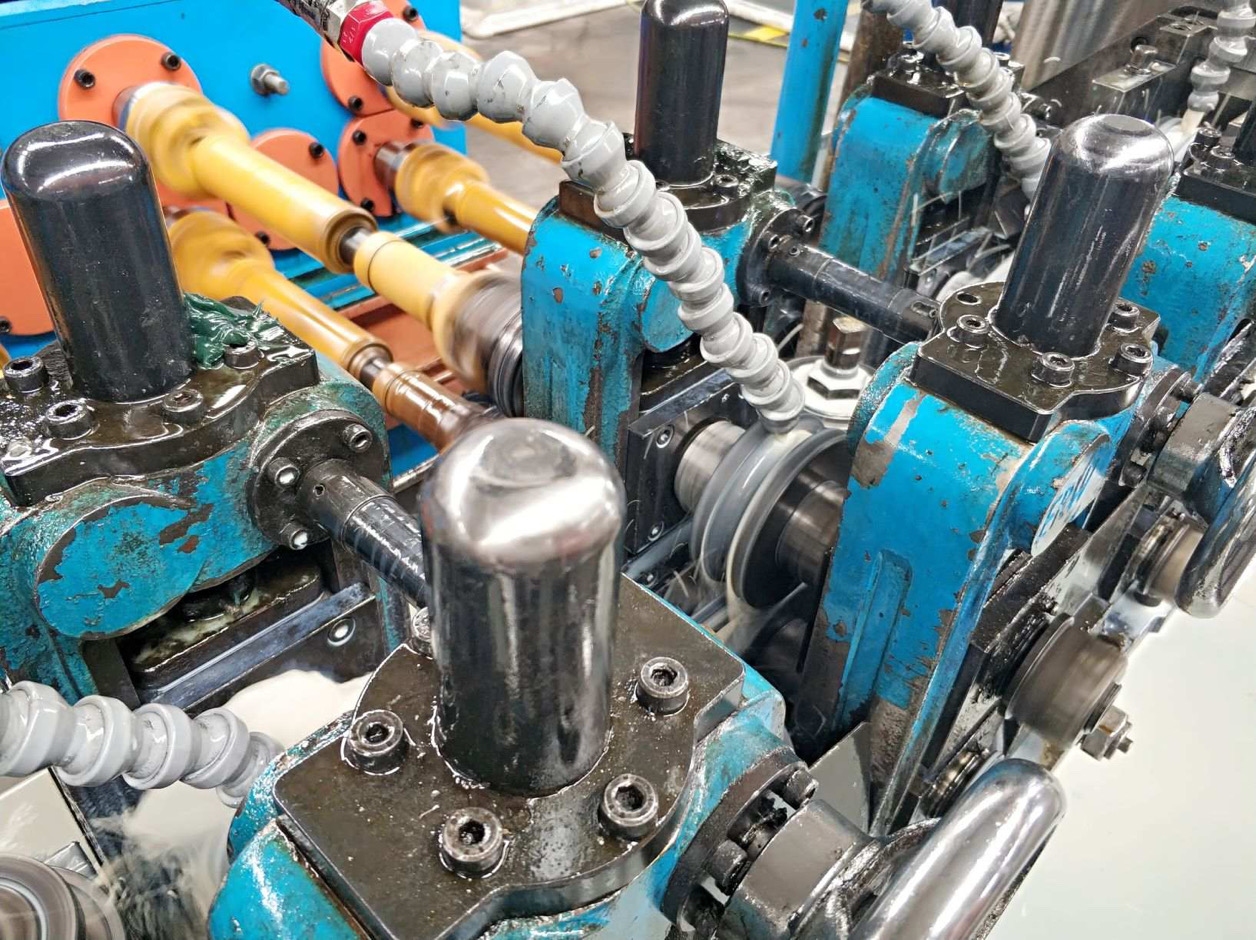 Carbide wire descaling rolls