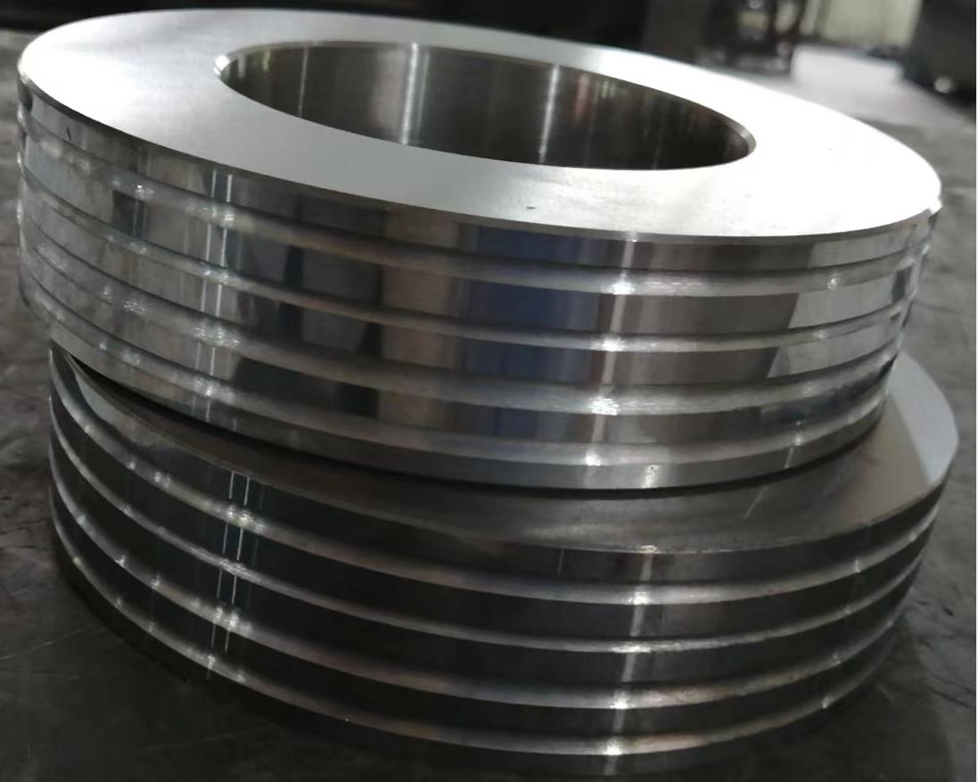Carbide wire descaling rolls