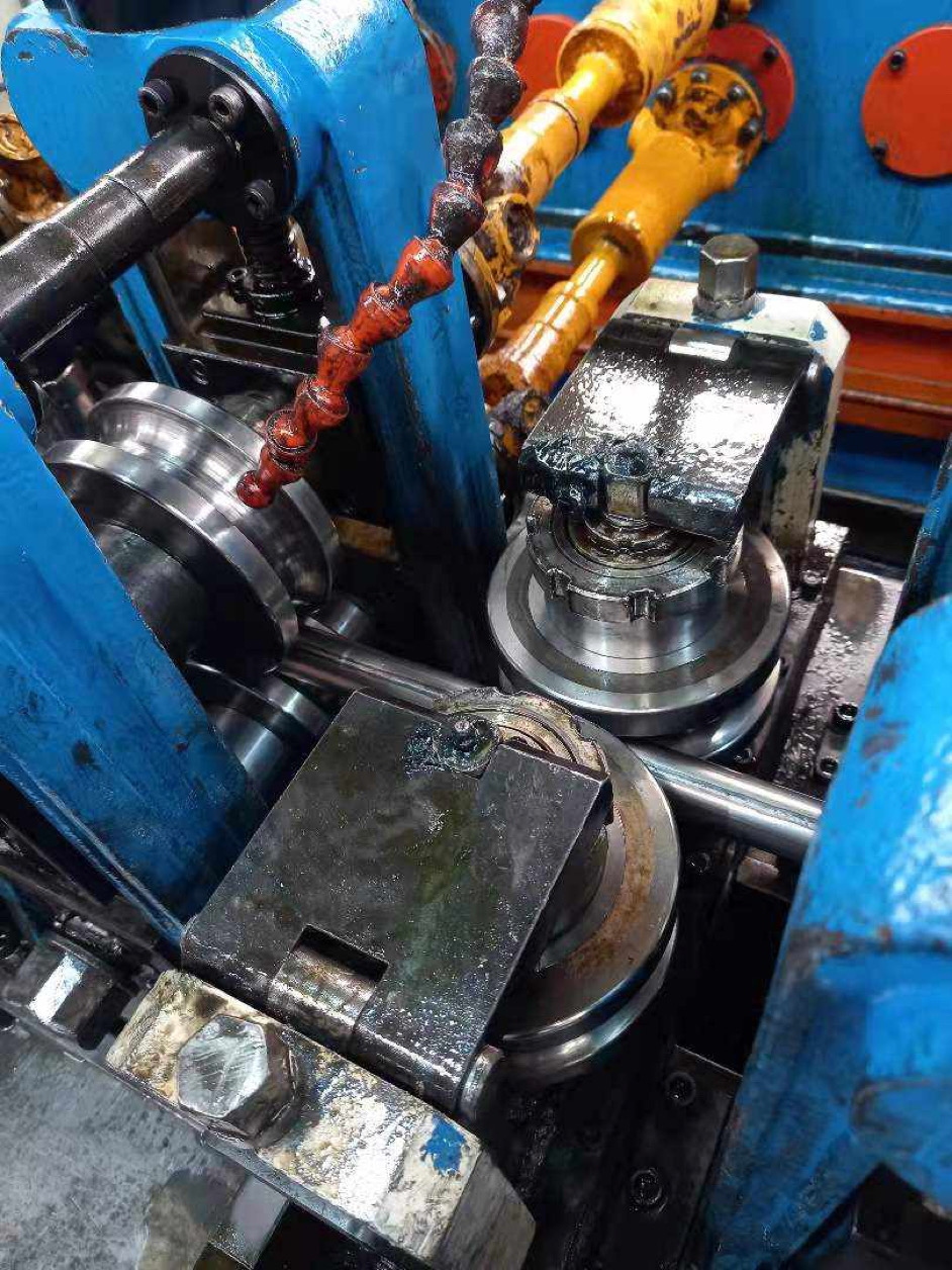Carbide wire descaling rolls