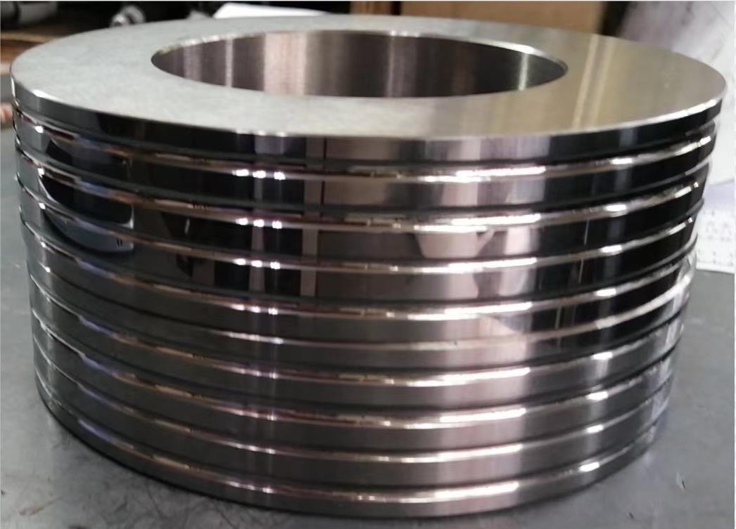 Carbide wire descaling rolls