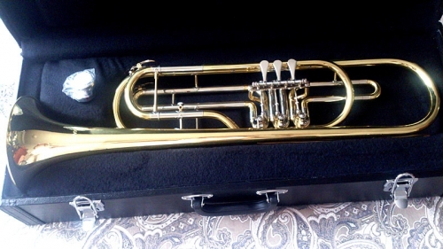 Bass Trumpet Bb B Flat with mouthpiece and Case Lacquer Trumpete Brass Musical instruments