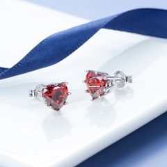 Jan. heart stud earrings