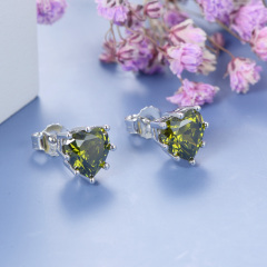 Aug. heart stud earrings