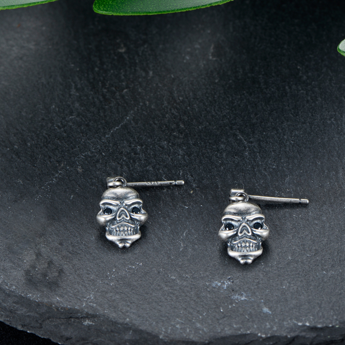 Black skull head studs earrings