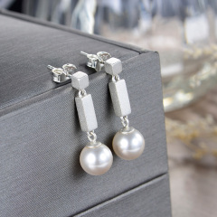 Pearl simple stud earrings