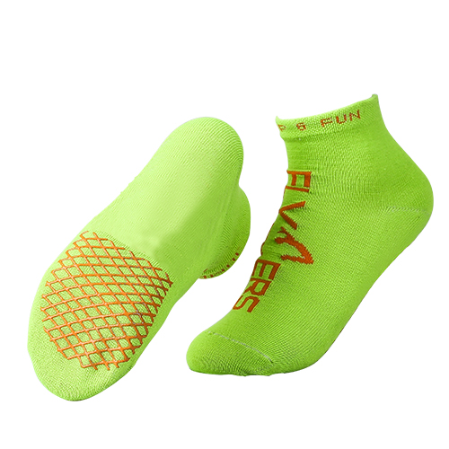 China popular children's non slip slipper socks with grips no slip socks half non skid socks