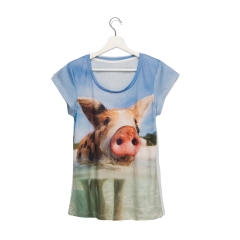 彩色女式T恤水中的猪water pig