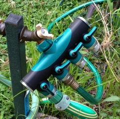 Plastic garden water 4-way hose splitter