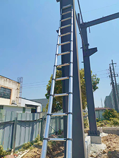 Escada telescópica apoiada em coluna de concreto