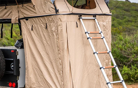 escalera retráctil con un botón para carpa de techo