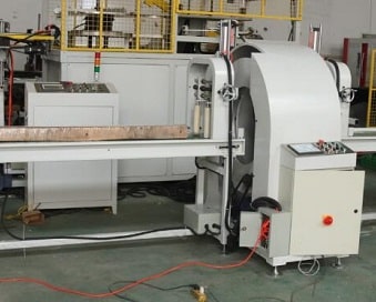 horizontal stretch wrapping machine for long bundles