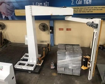 rotary arm pallet packer machine with single mast