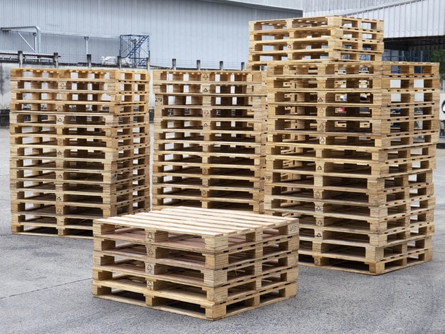 pallet inverter used for flipping and changing pallets in warehouse
