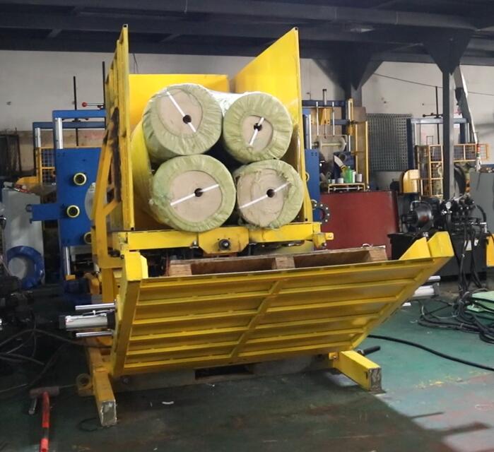 Pallet exchanging solution for loads of buckets and rolls