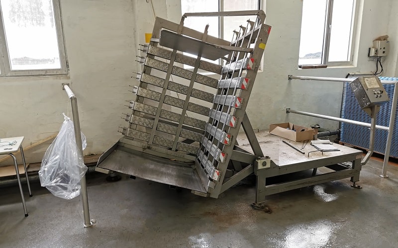 Stainless steel pallet turner for replacing pallets and damaged products at bottom