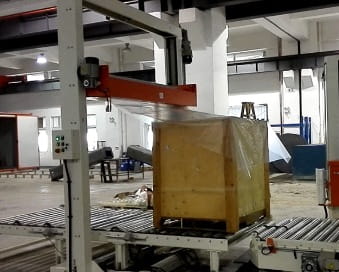 top film applicator for wrapping pallets